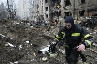 Následky bombardovania Kyjiva. Foto - TASR/AP