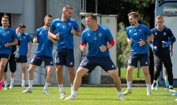 Keď Slavia zrušila Slovan, bývalý admin Zlatých Moraviec zacítil šancu. Z&nbsp;komentára je zápas na podporu Ukrajiny