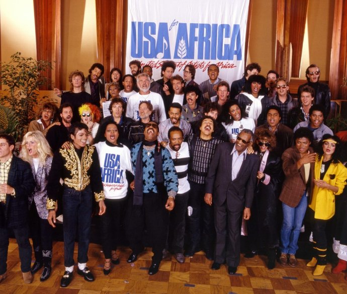 Na nahrávke skladby We Are the World sa podieľalo takmer 50 spevákov a speváčok. Foto - Netflix