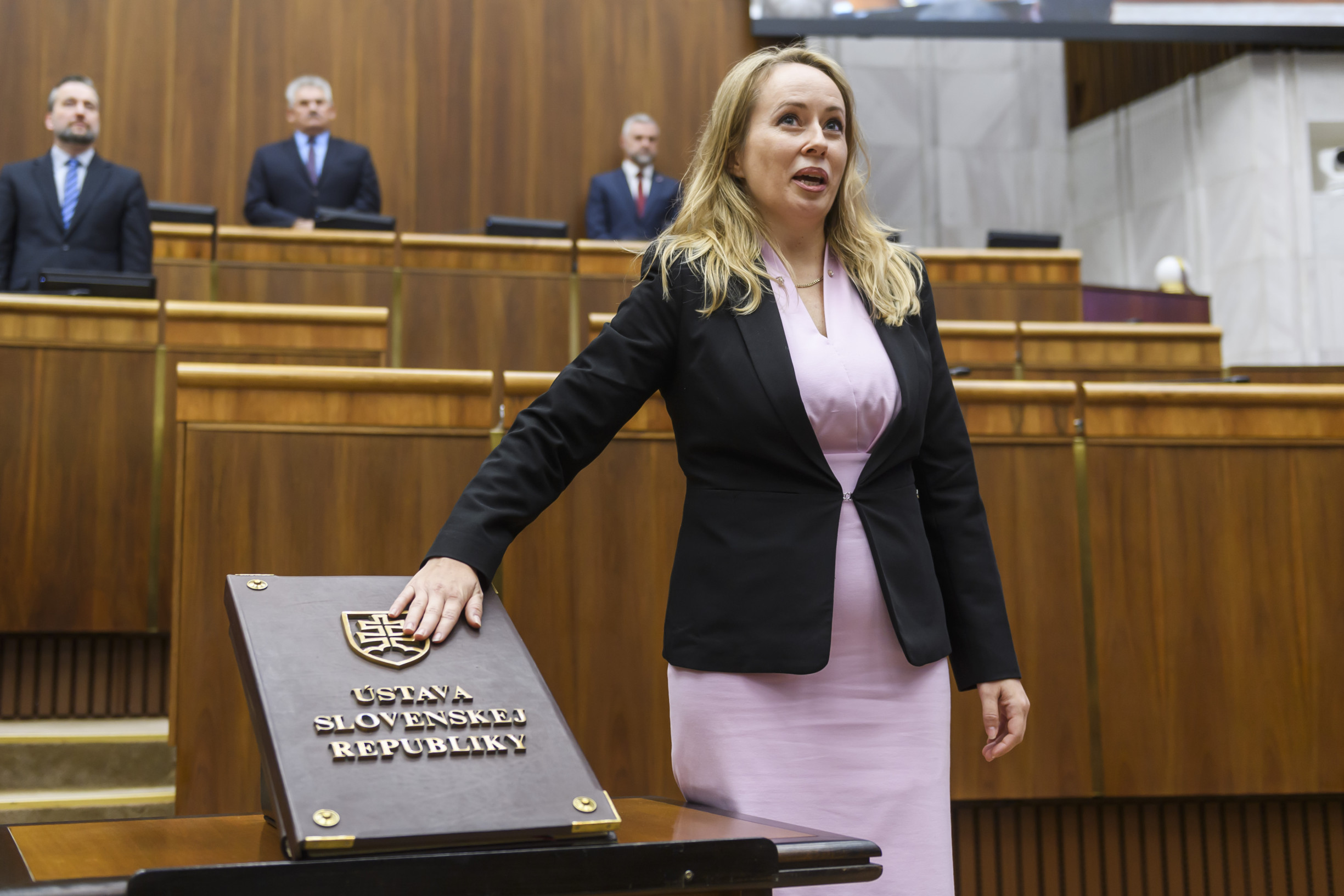 Študenti a pedagógovia Ekonomickej univerzity vyzývajú poslankyňu Hlasu Puškárovú, aby prehodnotila svoje funkcie