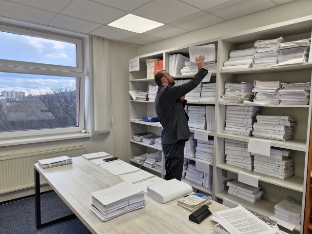 Prokurátor Alexander Feník a spis Gorila. Foto – N