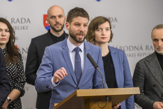 Poslanci opozičného Progresívneho Slovenska na tlačovej konferencii k plánu obnovy. Foto - TASR