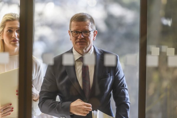 Za vecnými otázkami Komisie vidí Kmec kampaň do eurovolieb, o&nbsp;časť peňazí sme už zrejme prišli