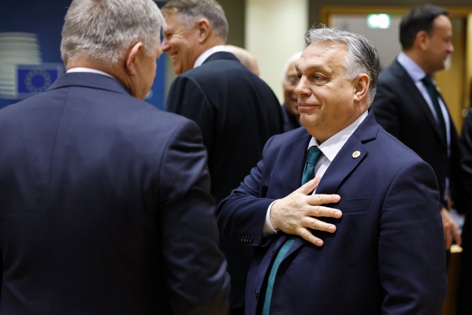 Orbán Viktor Robert Fico társaságában Brüsszelben. Fotó - TASR/AP