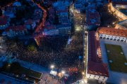 Na protest pred parlament prišlo 18-tisíc ľudí. Kým skandovali, Tibor Gašpar čítal pozmeňovací návrh