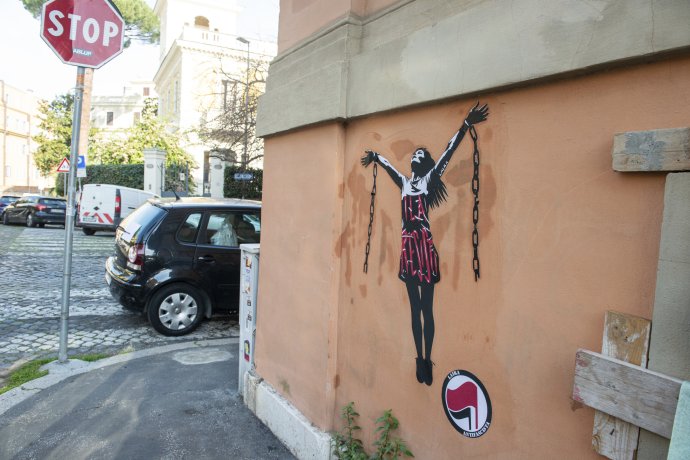 A láncait széttépő olasz Ilaria Salis antifasiszta aktivistát ábrázoló graffiti a római maygar nagykövetség közelében. Fotó - TASR/AP