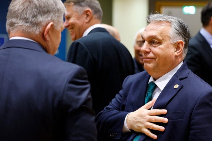 Robert Fico Orbán Viktorral a brüsszeli csúcson. Fotó - TASR/AP