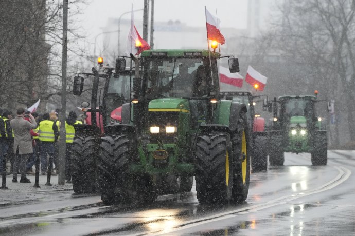 Poľskí farmári protestujú v poľskom meste Poznaň v piatok 9. februára 2024. Foto - TASR/AP