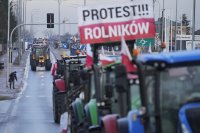 Konvoj traktorov poľských farmárov počas protestu. Foto - TASR/AP