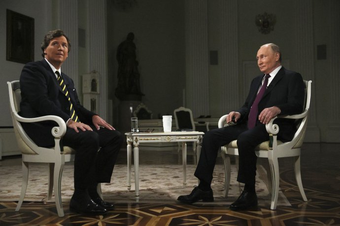 Tucker Carlson és Vlagyimir Putyin. Fotó - TASR/AP