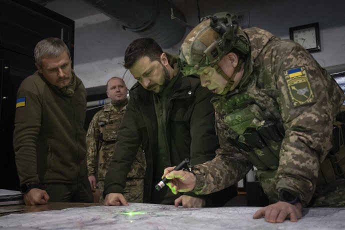 Prezident Zelenskyj a jeho nový hlavný veliteľ ukrajinských ozbrojených síl Syrskyj. Foto - TASR/AP