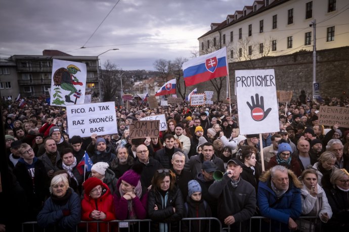 Több ezren tüntettek a parlament előtt. Fotó N - Vladimír Šimíček
