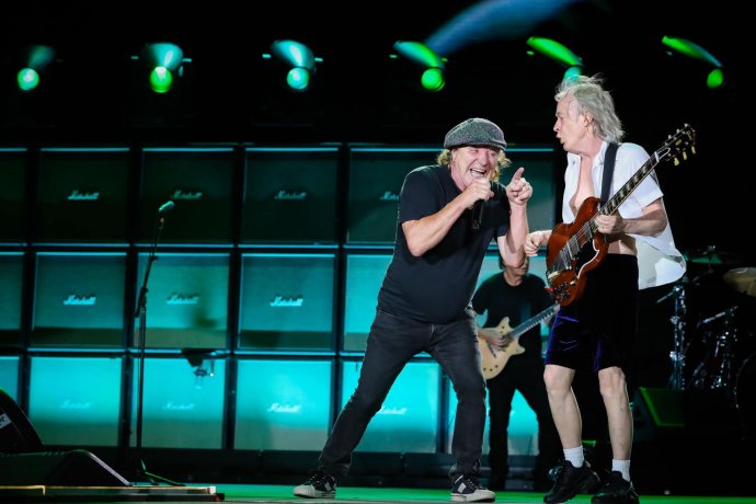 Tvárami AC/DC sú gitarista Angus Young a spevák Brian Johnson. Foto - acdc.com