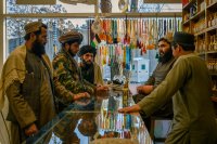 Bývalí bojovníci Talibanu si vyberajú parfum. Foto - Elise Blanchardová/Washington Post