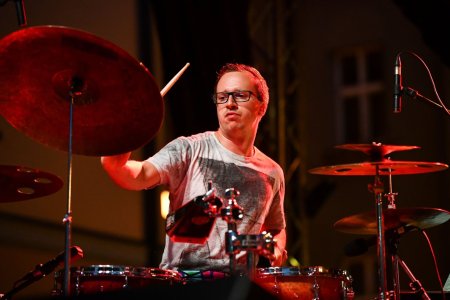 Chcete hrať na bicích nástrojoch? Michal Fedor radí, ako začať, a odporúča aj dobré video školy a aplikáciu na ladenie bubnov