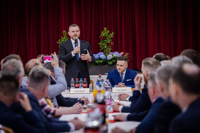 Peter Pellegrini Egyházkarcsán a polgármesterek körében. Fotó - PP/FB