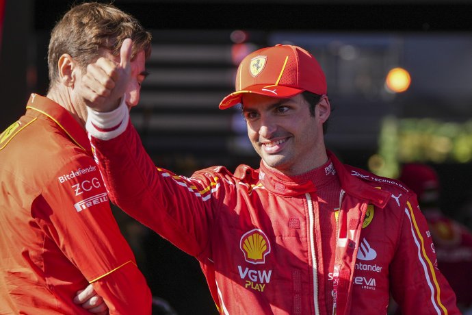Carlos Sainz z Ferrari sa teší z víťazstva na Veľkej cene Austrálie. Foto – AP