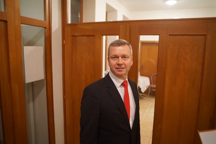 Forró Krisztián megérkezik az eredményváróra. Fotó - Napunk