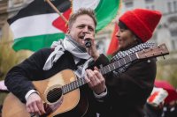 Jedna z demonštrácii na podporu Palestíny sa konala tento týždeň v Prahe, vystúpil na nej aj známy spevák Tomáš Klus. Foto - FB T. Klusa