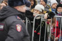 Policajt hliadkuje pred ľuďmi, ktorí sa zhromažďujú pred Chrámom ikony Utíš môj smútok v moskovskej štvrti Marjino v piatok 1. marca 2024, aby sa rozlúčili s ruským opozičným politikom Alexejom Navaľným. Foto - TASR/AP