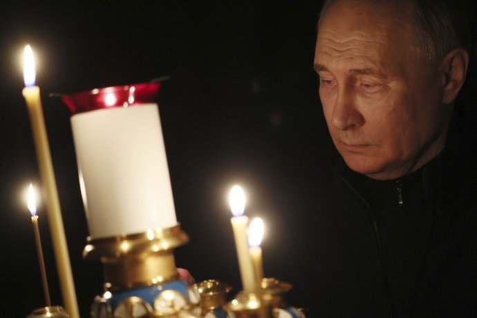 Putin kladie smútočné sviece na mieste činu dva dni po útokuv Moskve. Foto - TASR/AP