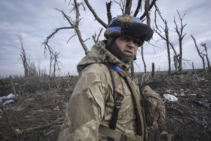 Ukrajinský vojak na frontovej línii pri dedine Kliščiivka južne od Bachmutu. Foto - TASR/AP
