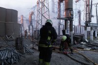 Hasiči počas zásahu v zasiahnutej súčasti energetického sektora v Charkive po nálete 22. marca. Foto - TASR/AP