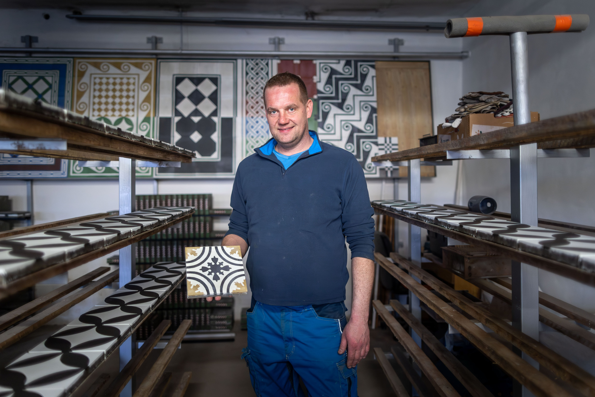 Vyrába dlažbu rovnako ako jeho pradedo pred sto rokmi: Keď po dlaždici poklepete, musí zvoniť