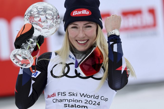 Mikaela Shiffrinová získala malý krištáľový glóbus za slalom v sezóne 2023/2024. FOTO - TASR/AP - Marco Trovati