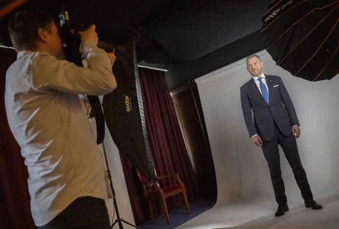 Peter Pellegrini pri pózovaní na oficiálny portrét. Foto - TASR