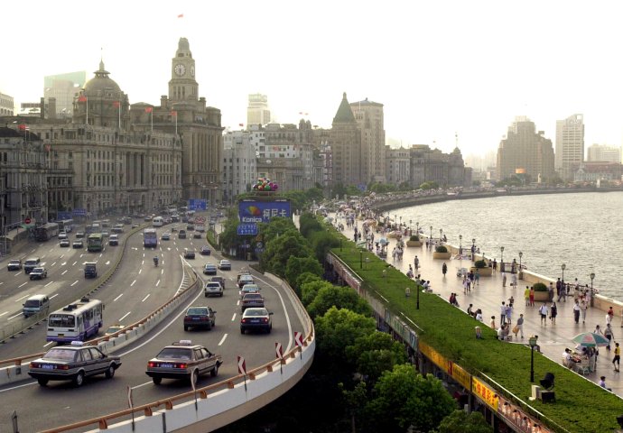 Pobrežie Šanghaja v roku 2000. Ilustračné foto - TASR/AP
