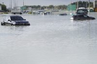 Aj v stredu boli časti Dubaja pod vodou. Foto – AP