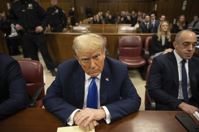 Pred pojednávaním dovolili fotografom Trumpa odfotiť v súdnej sieni, potom museli odísť. Foto - TASR/AP