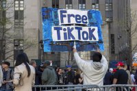 Muž nesie nápis Free TikTok pred budovou súdu, kde sa začal súdny proces s Donaldom Trumpom o peniazoch za mlčanie, 15. apríla 2024 v New Yorku. Foto - TASR/AP