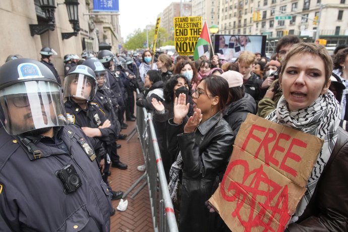 Demonštrácia v New Yorku na podporu študentov Kolumbíjskej univerzity. Foto - TASR/AP