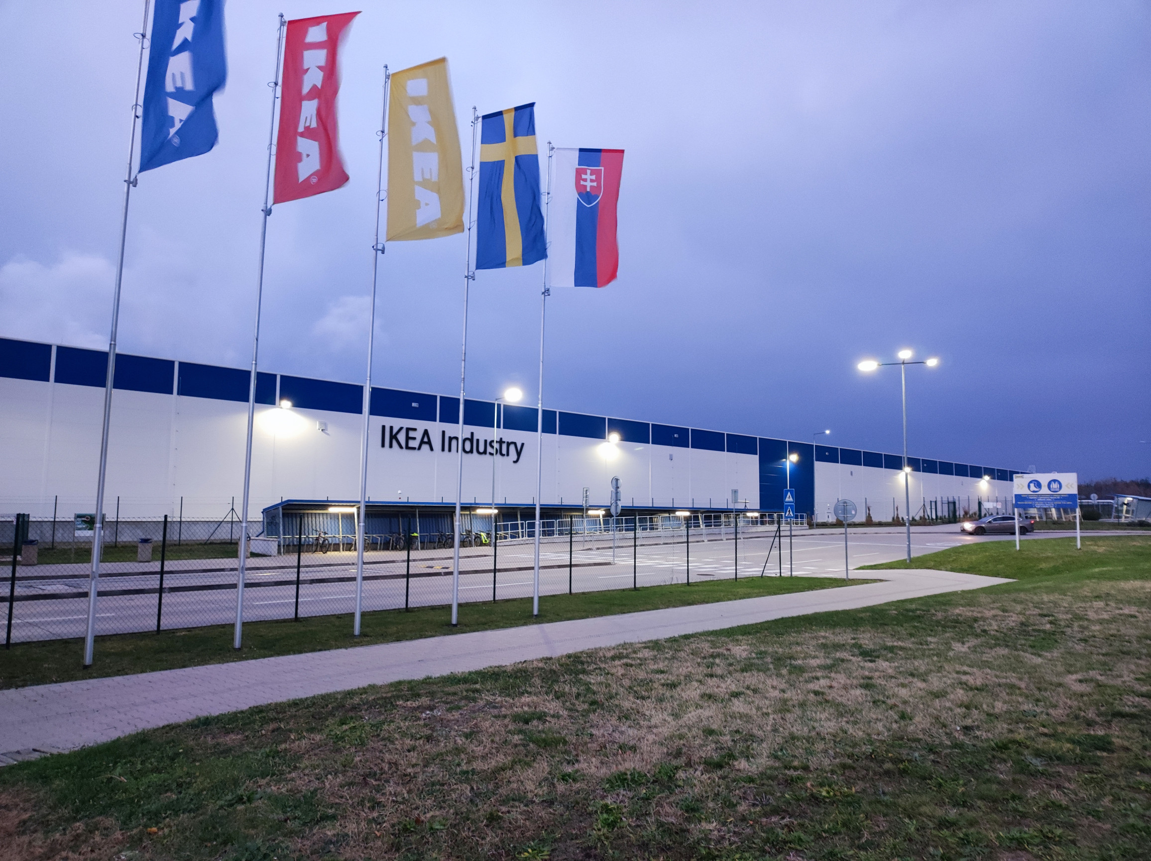 Slovenské nábytkárne koncernu IKEA padli do vysokej straty, konkurent už preskočil aj jej bratislavskú veľkopredajňu