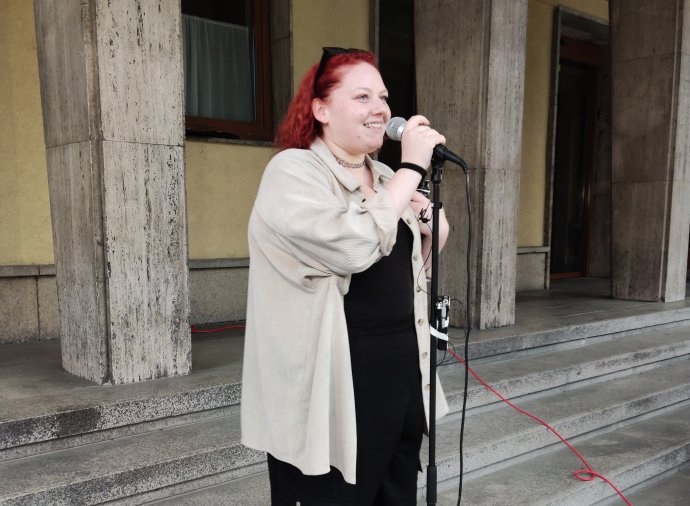 Gyenge Veroni az április 3-i érsekújvári tüntetésen. Fotó - Pataki Tamás