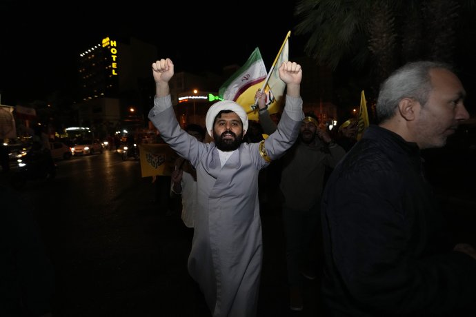 Iránsky klerik oslavuje útok na Izrael v Teheráne. Foto - TASR/AP