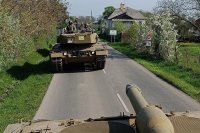 Presuny slovenských tankov Leopard 2 po cestách v okolí Trebišova. Foto - OS SR