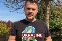 Poslanec Hlasu Samuel Migaľ vystúpil v tričku s motívom podpory ukrajinskej armády a s pozdravom Sláva Ukrajine! 