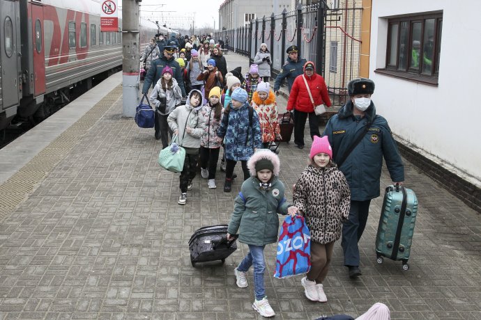 Skupina detí evakuovaná z Belgorodu. Foto - TASR/AP