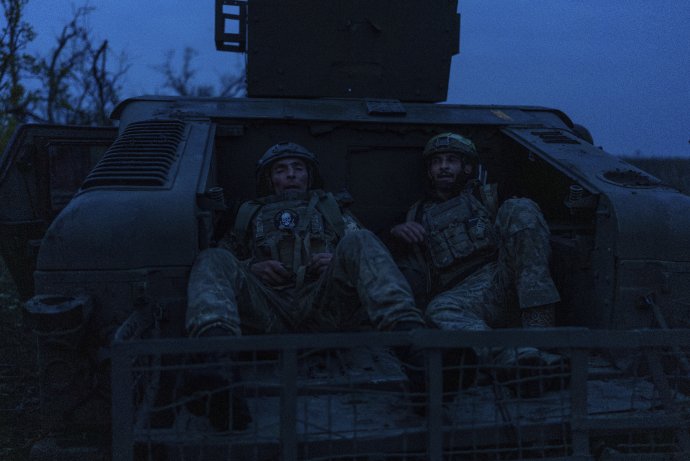 Ukrajinskí vojaci na americkom vozidle Humvee pri Časi Jare. Foto - TASR/AP
