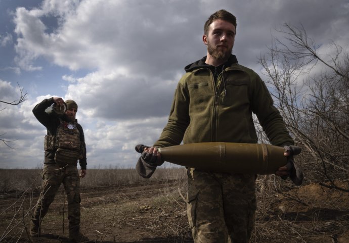 Ukrajinský vojak na fronte. Foto - TASR/AP