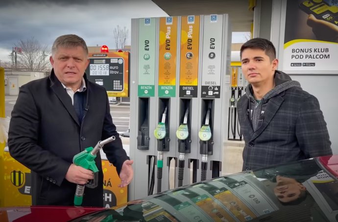 Robert Fico s Erikom Kaliňákom kritizujú vo februári 2022 vládu za to, že nerobí kroky na zastavenie rastu cien benzínu. Reprofoto N, zdroj - YouTube