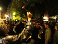 Portugalčania v uliciach oslavovali 40. výročie Klinčekovej revolúcie a spievali piesne, ktorými revolúcia odštartovala. Foto - Wikimedia Commons