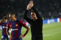 Tréner Barcelony Xavi Hernandez spolu s útočníkom Raphinhom ďakujú fanúšikom za podporu po vypadnutí z Ligy majstrov. Foto - TASR/AP 