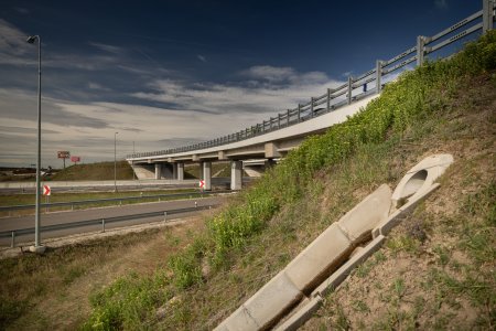 Ekonomický newsfilter: Na Slovensku ani krátka diaľnica neznamená rýchlo postavená