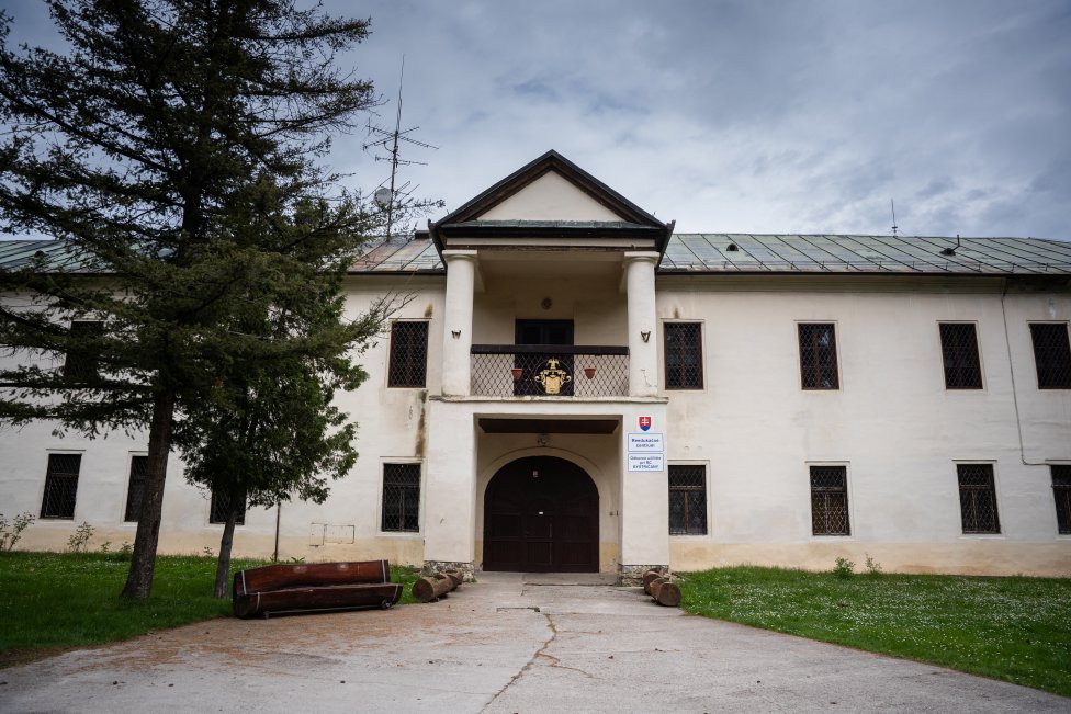 Reedukačné centrum v Bystričanoch je v kaštieli zo 17. storočia. Obkolesený je veľkým parkom. Foto N - Tomáš Hrivňák