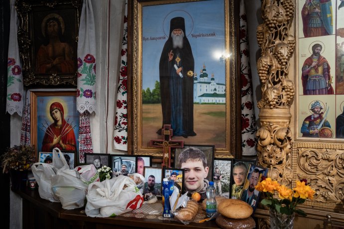 Fotografie padlých vojakov v pravoslávnom kostole v Černihive, ktorý prešiel spod moskovského patriarchátu pod kyjivský. Foto N - Tomáš Hrivňák