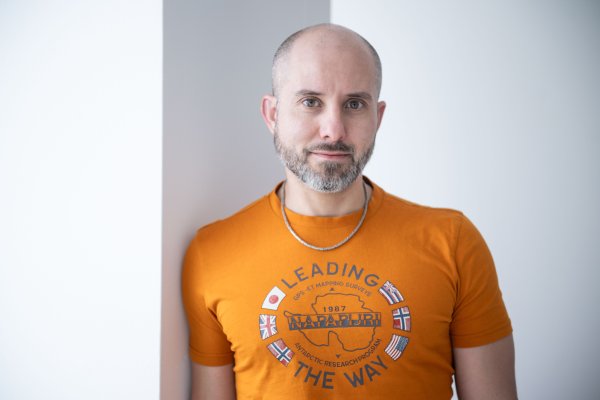 Zmieril som sa s&nbsp;tým, že ako gej budem sám. Všetko sa zmenilo, keď som mal 25, hovorí organizátor queer športových podujatí Braňo Fidler